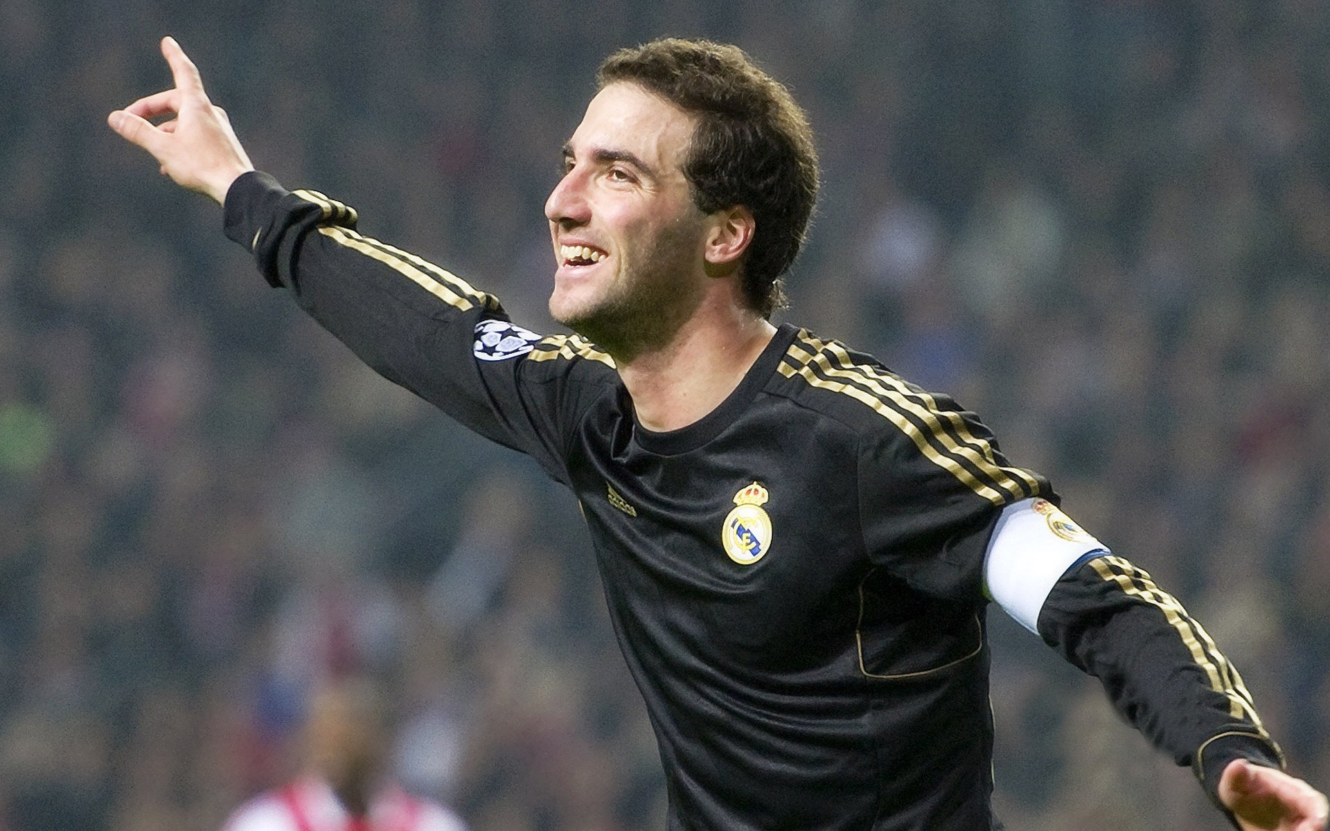 《马尼拉公报》记者雷伊赞誉开幕式为“视觉杰作”，称赞志愿者热情。